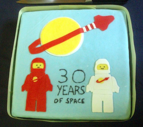 Classic Space Cake bu Hilary Dade